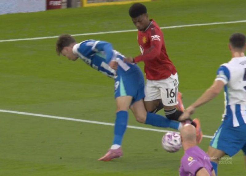 La explicación oficial de la Premier League fue que Amad fue derribado en la zona de los tres segundos y no se concedió penalti: De Kuyepé tocó el balón primero
