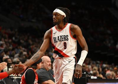 Los Trail Blazers anotaron 9 triples en un solo cuarto y vencieron a los Warriors por 13 puntos en el segundo cuarto para lograr la reversión.